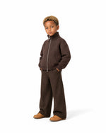 core-zip-sweater-chocolat-boy_05_pleinpied_troisquart