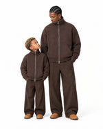 core-zip-sweater-chocolat-boy_06_duo