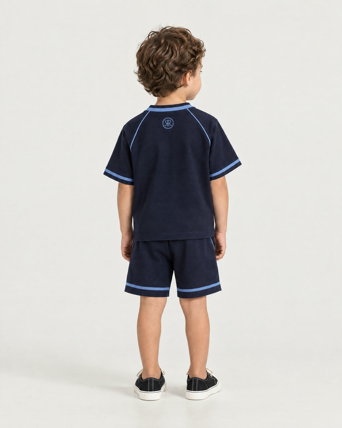 Little boy wearing the Romimi Léon Cotton Short, back view