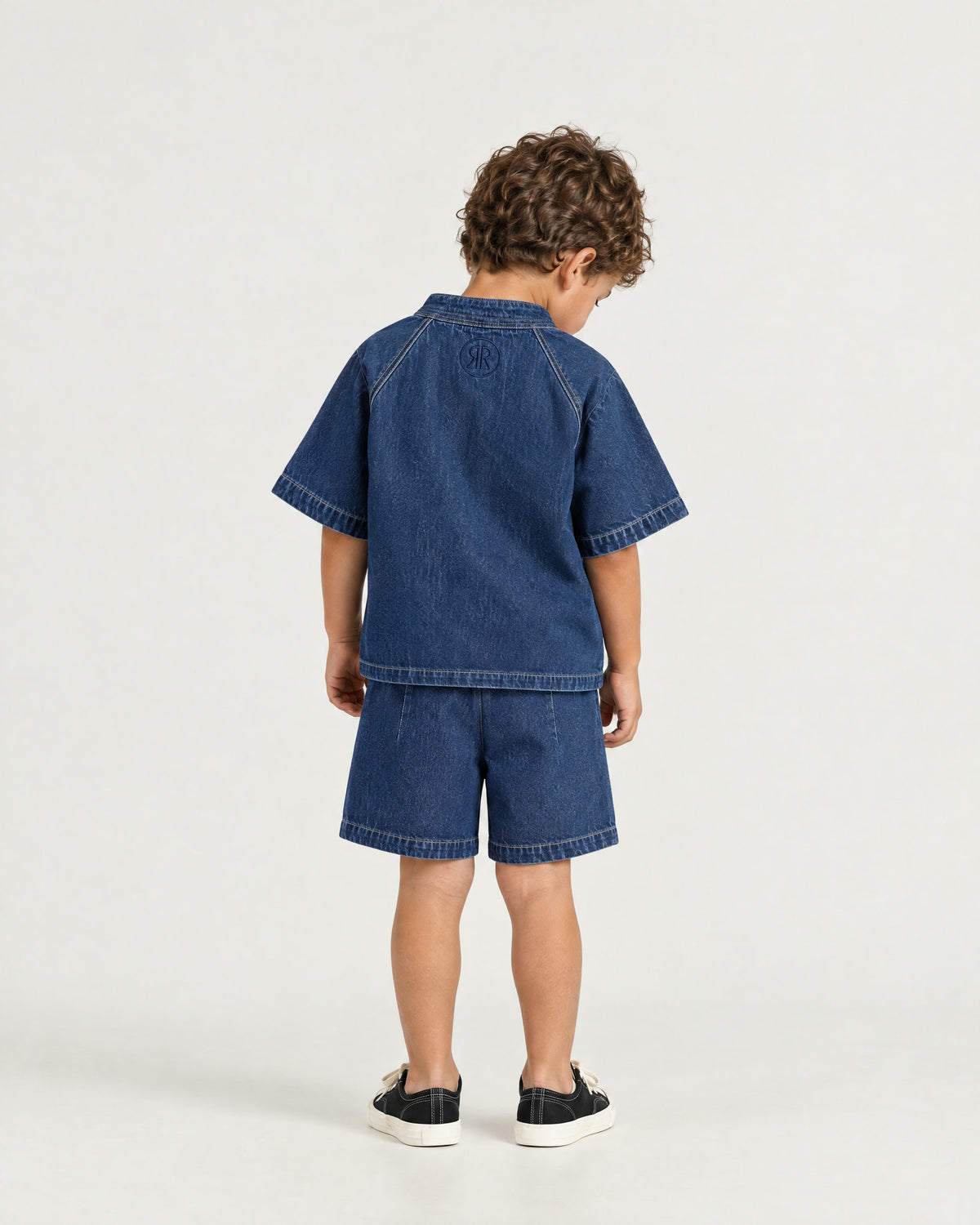 Little boy wearing the Romimi Léon Denim Short, back view