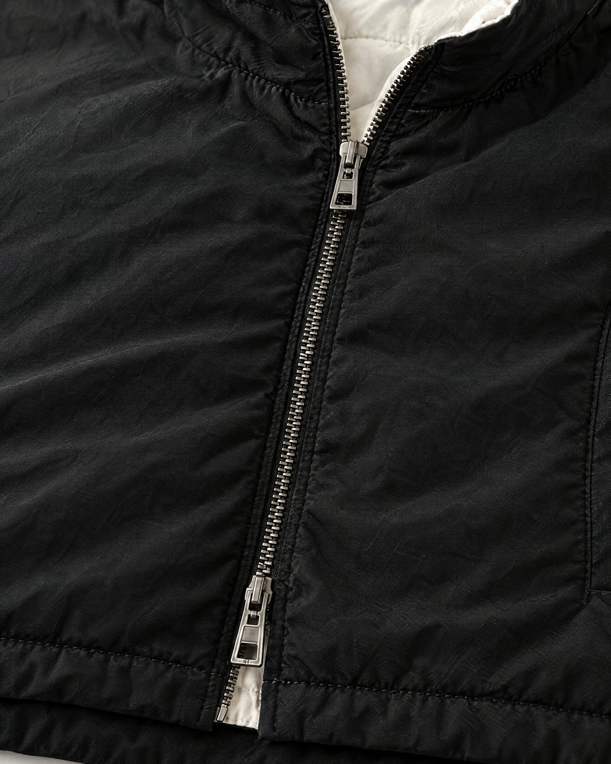 Romimi Reversible Windbreaker Gilet in Black, fabric close-up