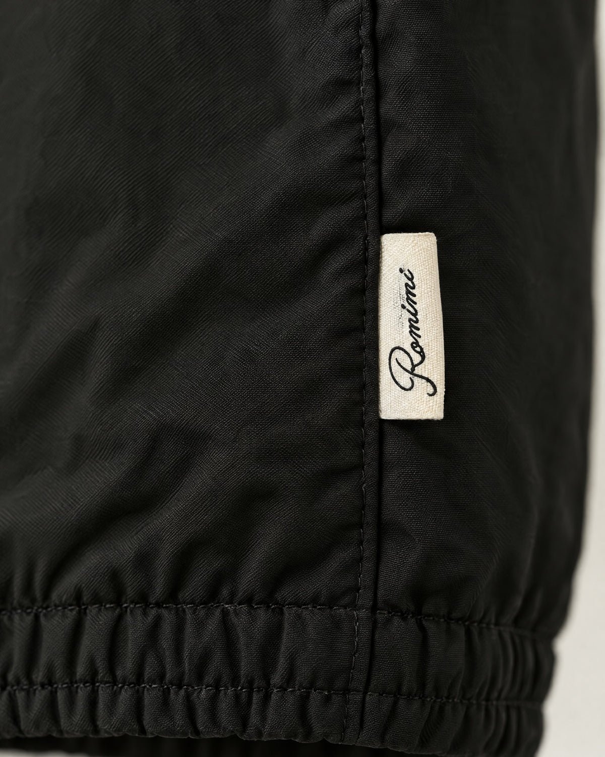 Romimi Reverso Set in Black / Cream, label close-up