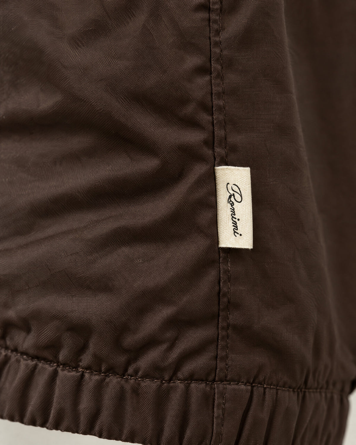Romimi Reverso Set in Brown / Camel, label close-up