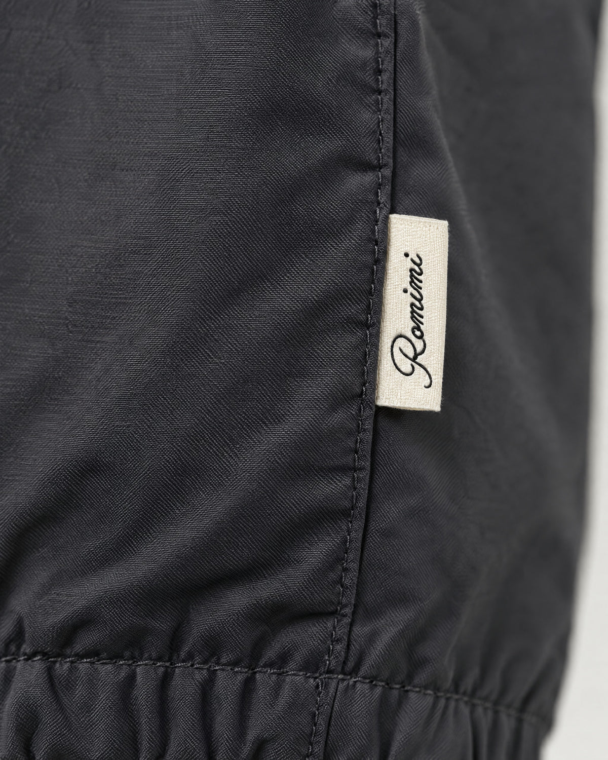Romimi Reverso Set in Charcoal / Cream, label close-up