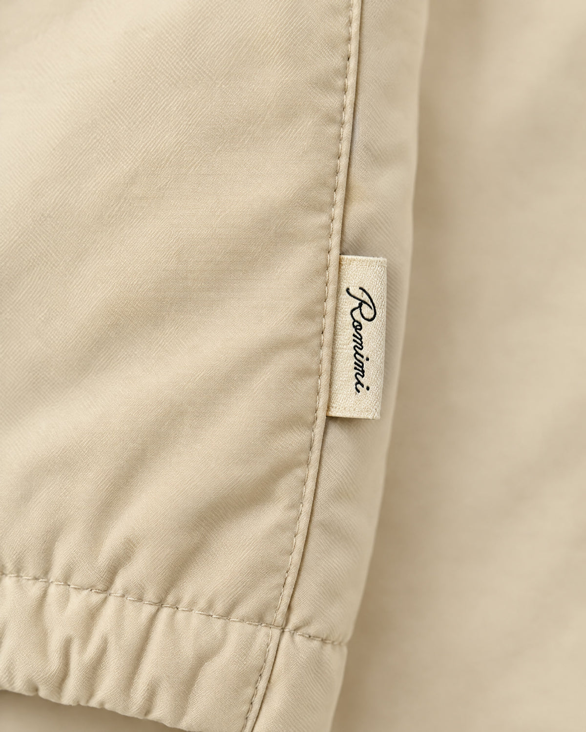Romimi Reverso Set in Cream / Navy, label close-up