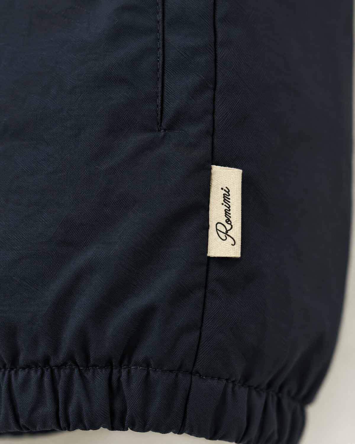 Romimi Reverso Set in Navy / Cream, label close-up