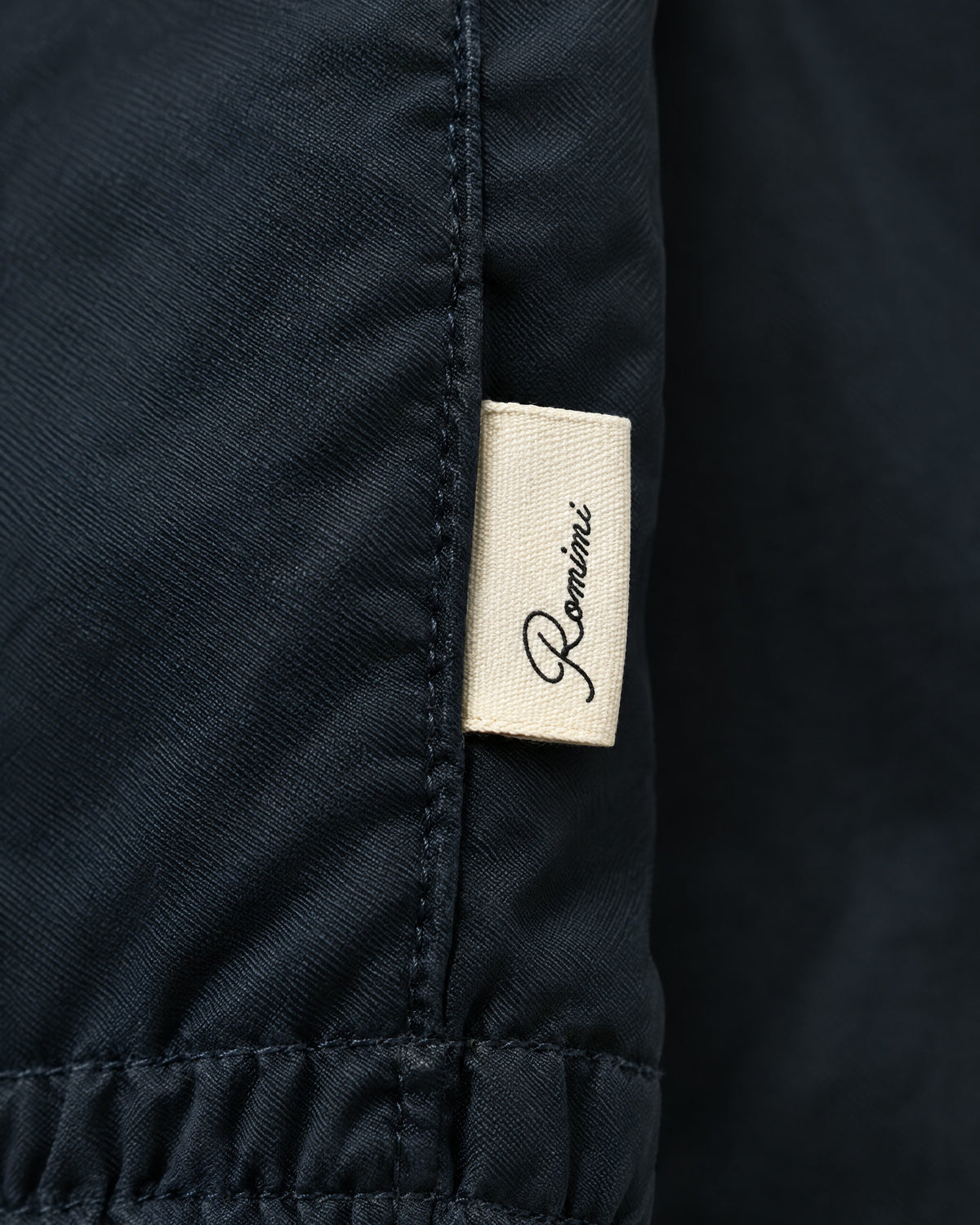 Romimi Reverso Set in Navy, label close-up