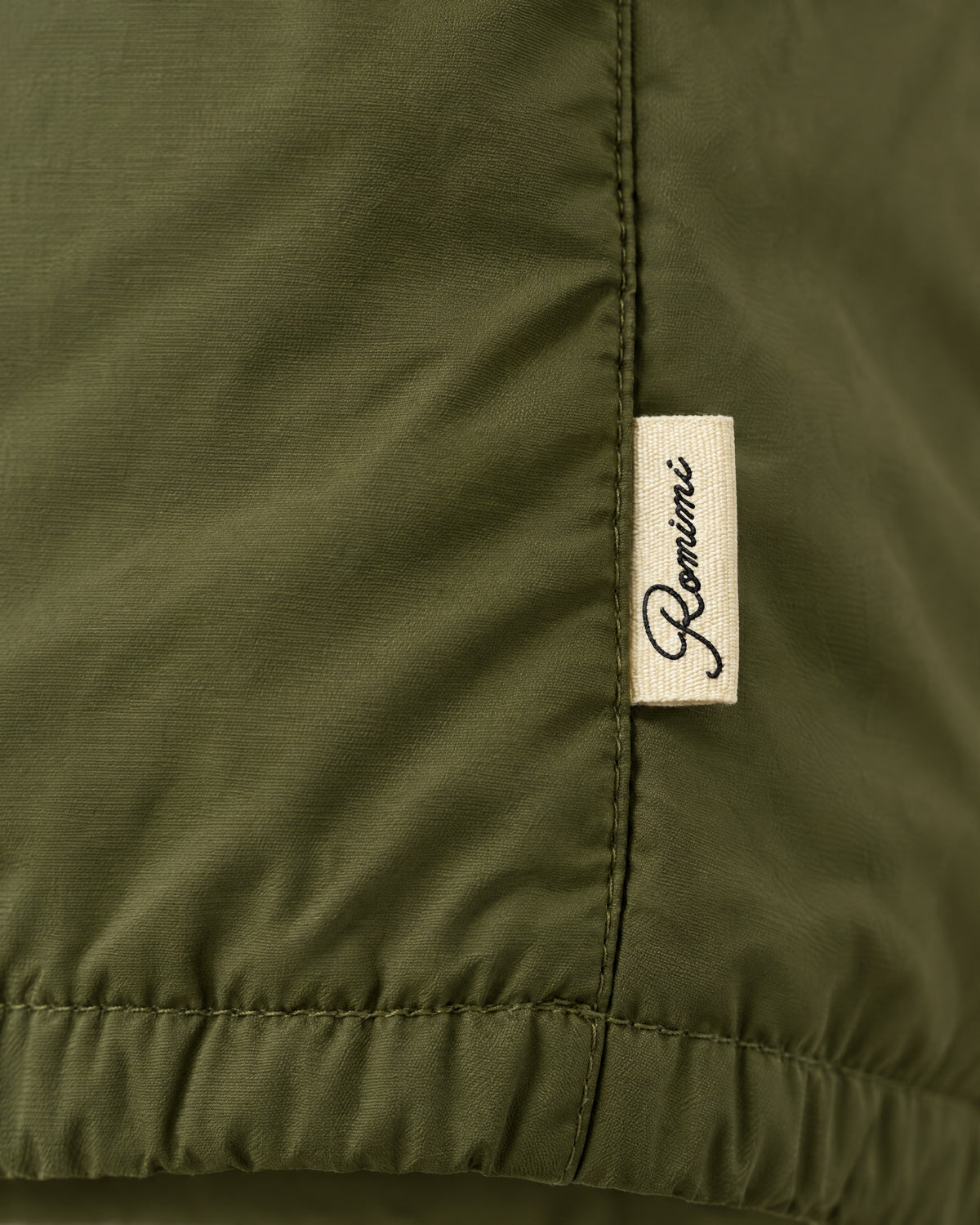 Romimi Reverso Set in Olive / Cream, label close-up