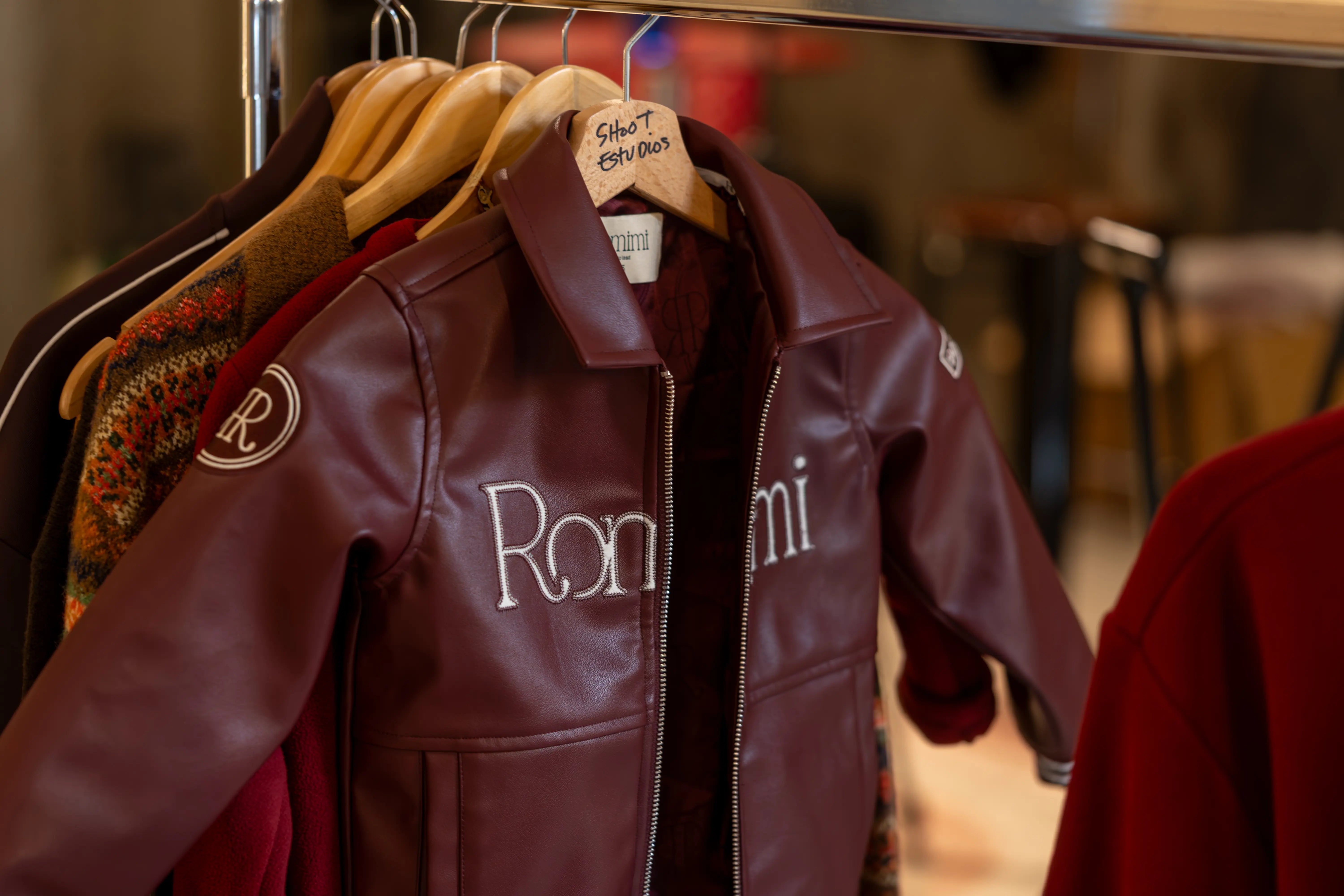 ROMIMI burgundy leather jacket, behind the scenes in Barcelona